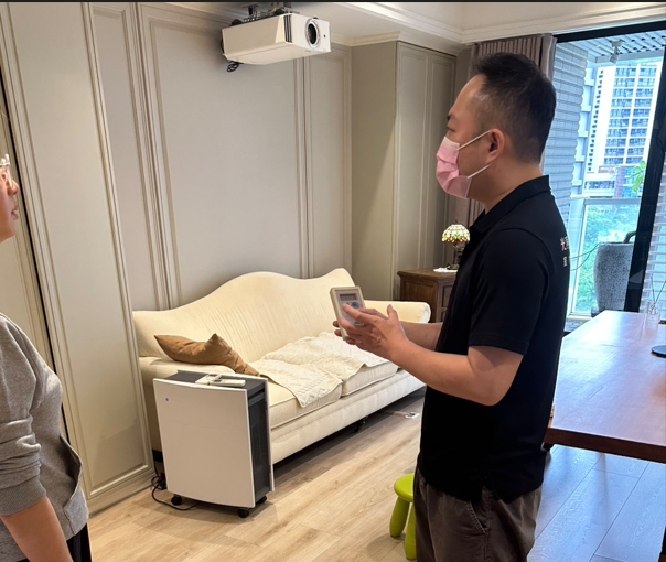 技師使用 PPM 儀器逐區檢測，向屋主透明解說數據
