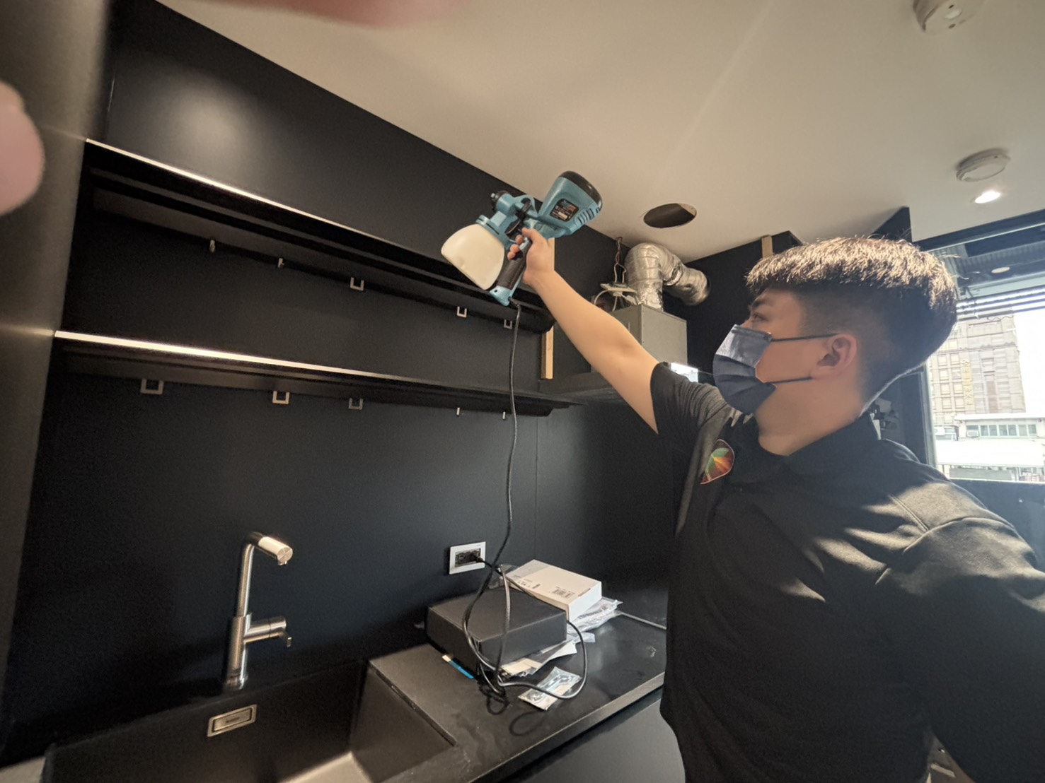 以專業噴塗設備將除醛藥劑均勻覆蓋建材表面