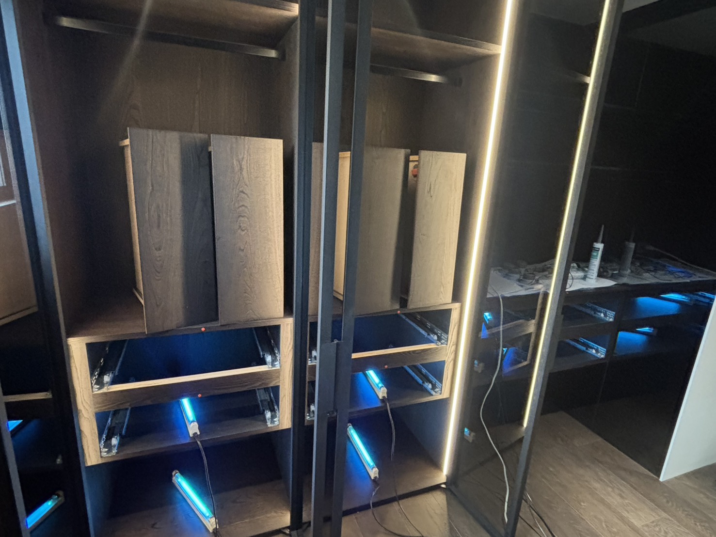 紫外燈深入櫃體內部，加速催化分解甲醛